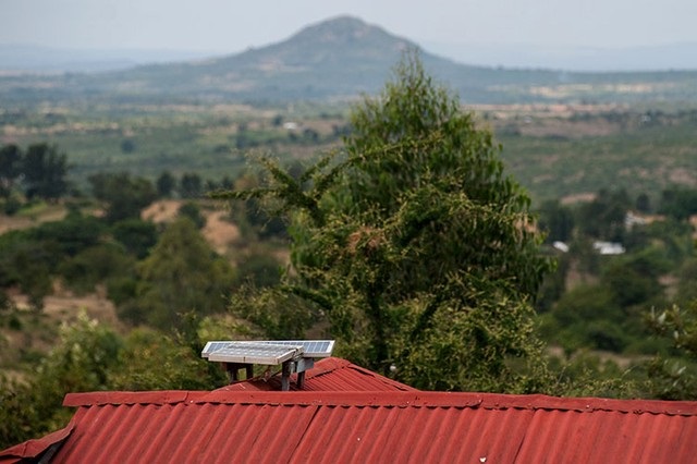 Pin mặt trời đang thắp sáng cả vùng nông thôn châu Phi