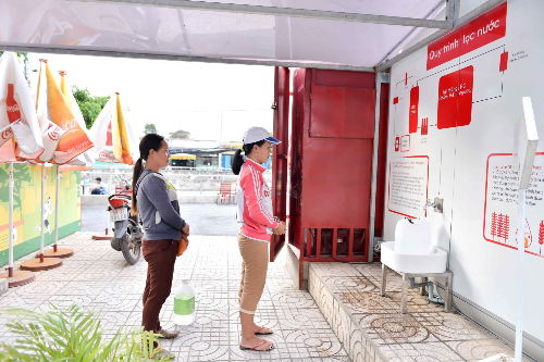 Khu vực nước tinh lọc miễn phí được xử lý bằng hệ thống năng lượng mặt trời luôn là nơi người dân ghé qua nhiều nhất tại EKOCENTER.