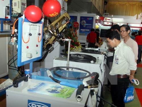 Khách tham quan một triển lãm công nghiệp hỗ trợ Việt Nam-Nhật Bản. Ảnh: Thế Duyệt/TTXVN