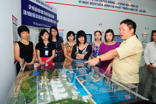 Lãnh đạo Ban Quản lý dự án ĐHN Ninh Thuận giới thiệu về sơ đồ nhà máy ĐHN Ninh Thuận 1.