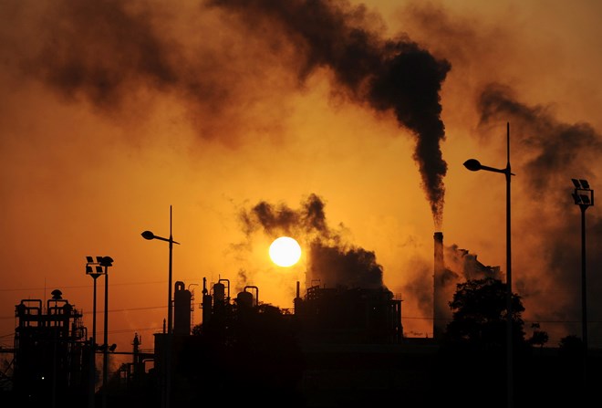Khí thải từ các nhà máy. (Ảnh: Reuters)