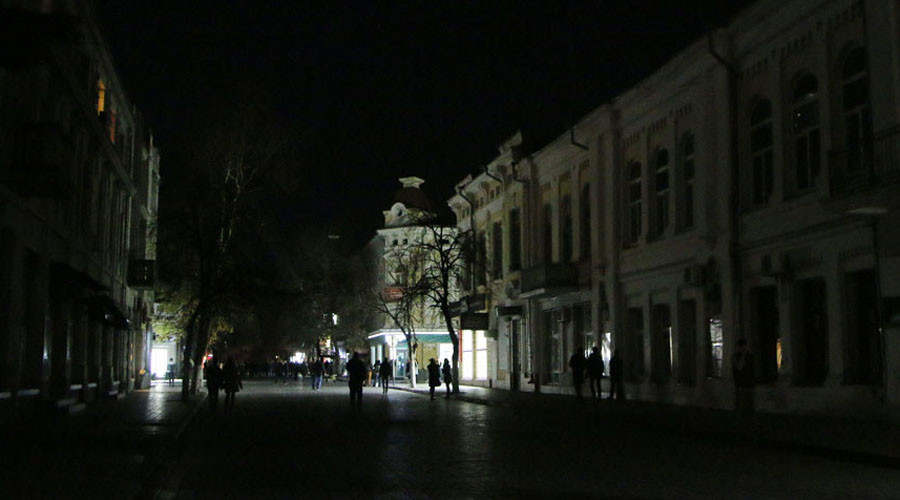 Người dân trên đường phố Simferopol sáng 22/11