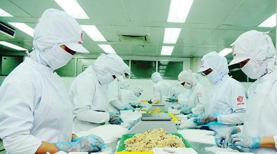 Xưởng sản xuất của một công ty tại TPHCM sử dụng đèn Led giúp tiết kiệm điện năng Ảnh: CAO THĂNG