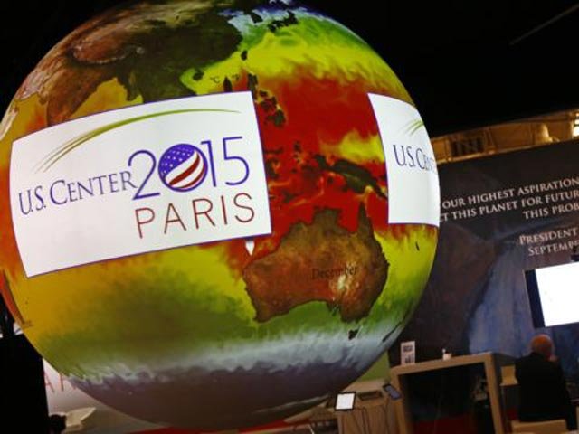 Quả địa cầu được trưng bày tại hội nghị COP 21 ở Paris. Ảnh: AP