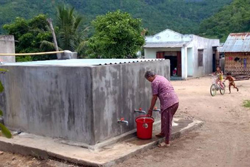 Bà con sử dụng nguồn nước từ vể lọc mới xây dựng.