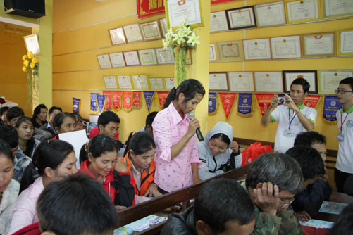 Bà con trao đổi thắc mắc tại buổi tập huấn.