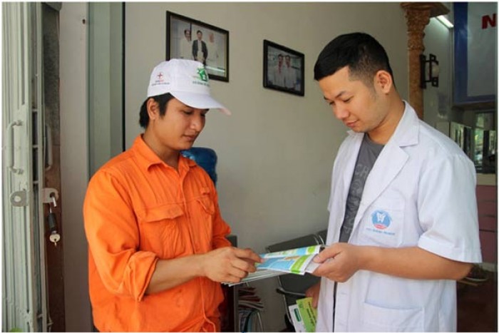 Phát tờ rơi tuyên truyền TKĐ