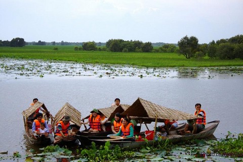 Người dân tham gia làm hướng dẫn viên, chèo thuyền trong mô hình phát triển du lịch sinh thái tại Tràm Chim ( Ảnh: N.V.Hùng, H.Nghị/vtc.vn)