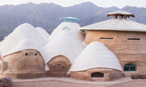 Cấu trúc nhà mái vòm tự sản sinh năng lượng tại Costa Rica
