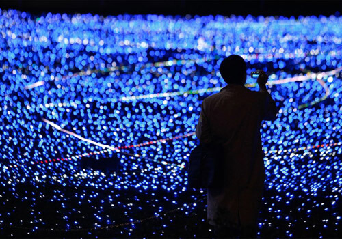 Ánh sáng đèn LED ở thủ đô Tokyo, Nhật Bản. Ảnh: Reuters.