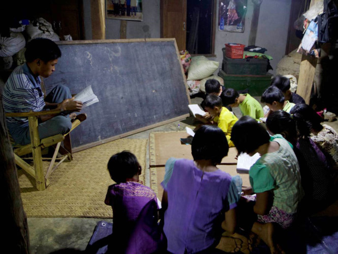 Từ bỏ ngọn nến điện mặt trời thắp sáng làng quê Myanmar