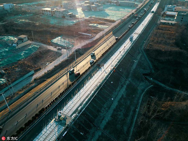 Trung Quốc đang xây dựng đường cao tốc năng lượng mặt trời đầu tiên trên thế giới
